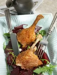 Утиные окорочка с печеной свеклой и козьим сыром