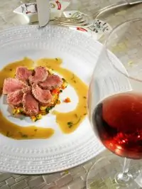 Тьян из баранины с овощным рагу и мятным соусом