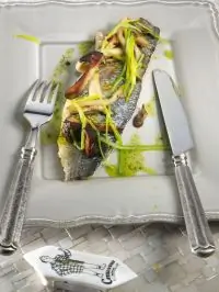 Морской окунь с грибами и пореем