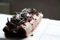 Шоколадный рулет с лесными ягодами и сырным кремом