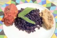 Трио из белой фасоли, свеклы и черного риса с шалфеем
