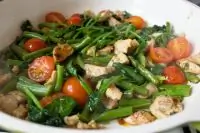 Курица с фасолью, шпинатом и помидорами