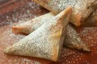 Пирожное со сливочным сыром и сухофруктами