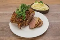 Баранья нога, запеченная в панировке из горчицы и ароматных трав, с картофельным пюре