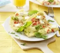 Омлет с беконом, помидорами, базиликом и орегано
