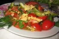 Легкий овощной салат с рукколой и пекинской капустой