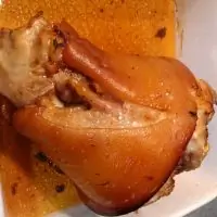 Свиная рулька, маринованная в коле