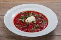 Горячий свекольник со сметаной