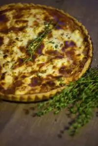 Тарт с луком, тимьяном и козьим сыром