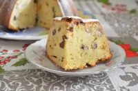 Кекс на кефире с изюмом и орехами