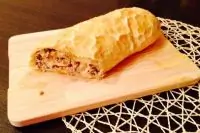 Рулет из слоеного теста с фаршем