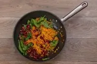 Чечевица со свеклой, шпинатом и йогуртной заправкой