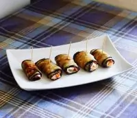 Рулетики из баклажана с фетой и помидорами