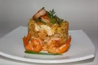 Жареный рис с курицей и креветками по тайски