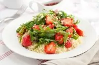 Салат из клубники, кускуса, рукколы и феты