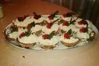 Салат с креветками и красной икрой в тарталетках