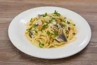 Спагетти с сибасом, изюмом и кедровыми орешками