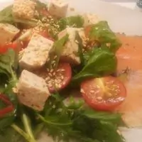 Салат та кун с семгой и тофу