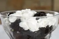 Взбитые сливки с черносливом