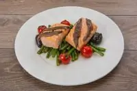 Форель с овощами