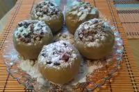 Запеченные яблоки с орехами и вареньем