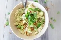 Салат из кускуса с мятой и авокадо