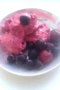 Диетическое бананово-ягодное мороженое