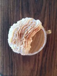 Манная каша со взбитыми сливками и кофе