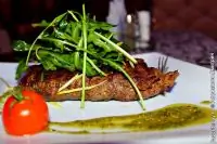 Стейк с креветками и устричным соусом