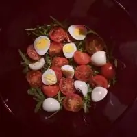 Легкий салат с рукколой и перепелинными яйцами