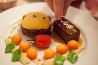 Телячьи щечки и хвосты с овощами и воздушной тыквой