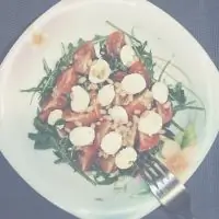 Капрезе с рукколой, песто и кедровыми орешками