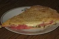 Пирог с творогом, сыром и салями «Кальцоне»