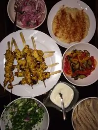 Шашлычки из индейки с йогуртовой заправкой и салатом из огурцов