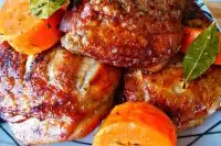 Мясо курицы с травами и глазированной морковью