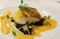 Чилийский сибасс с луковым мармеладом и пряным соусом из батата