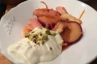 Десерт из слив, запеченных с ревенем