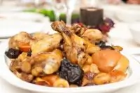 Окорочка в сливочно-черносливовом соусе