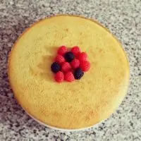 Манник на кефире с изюмом и ягодами