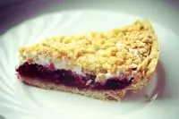 Пирог с малиной и смородиной