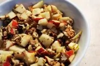 Фруктовый завтрак с орехами