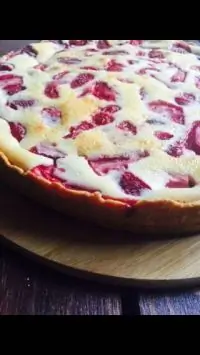 Пирог с клубникой и сметаной