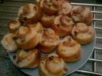 Улитки с изюмом и кремом