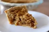 Американский яблочный пирог с ореховым топпингом