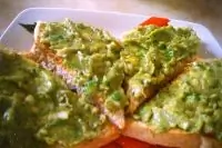 Острый паштет из авокадо с чесноком