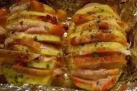 Печеная картошка-гармошка с беконом