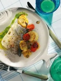 Сибас с картофелем, каперсами и помидорами