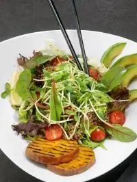 Салат с киноа и бататом