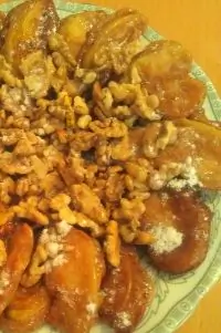 Яблочные дольки в карамели с орехами