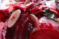 Парижский салат со свеклой и редисом